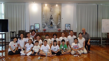 Dhamma families of parents and children to facilitate each other at home